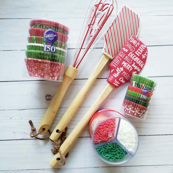 Wilton Holiday Cupcake Silicone Baking Gift Set - Picture 5 of 5
